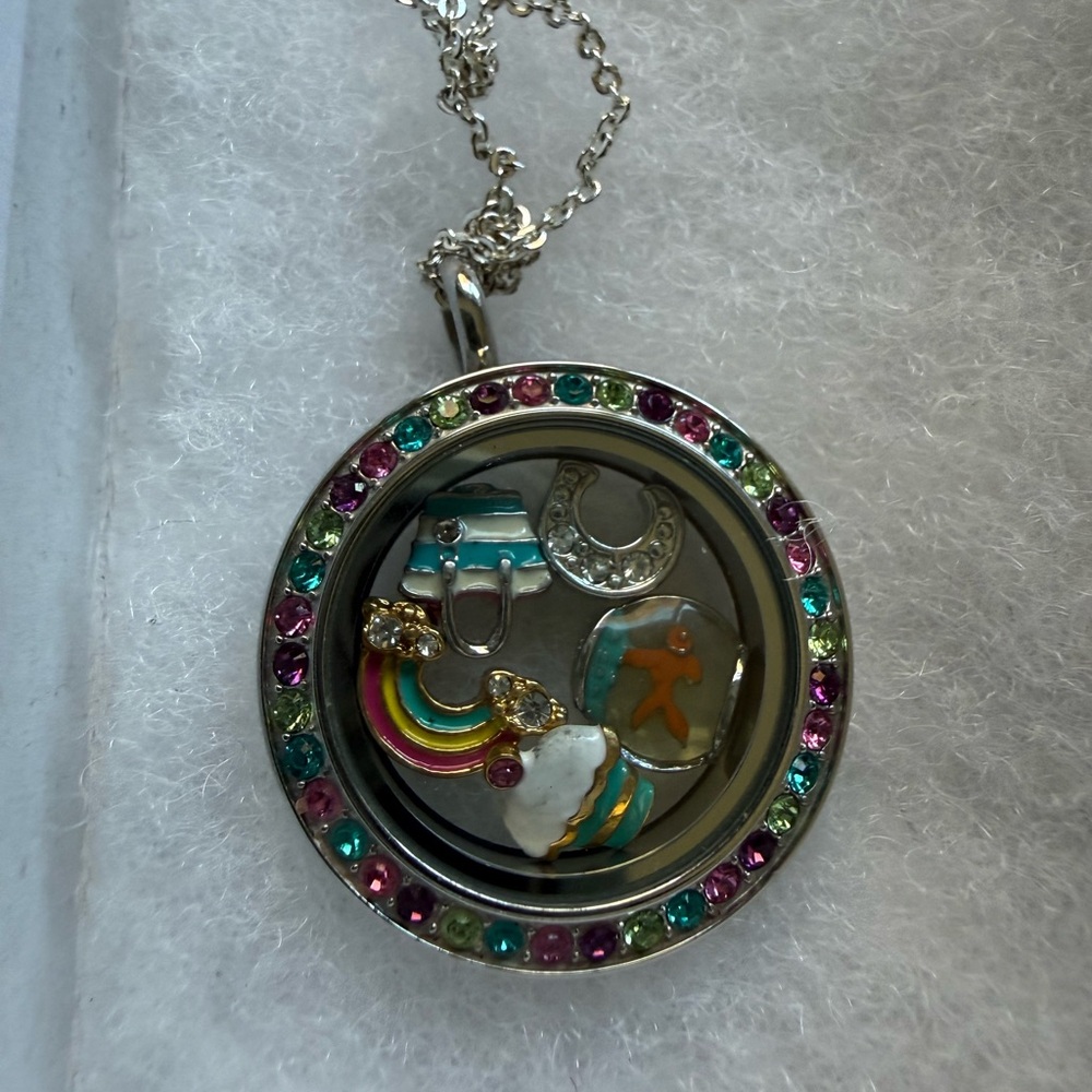 Elegant Silver Pendant Necklace